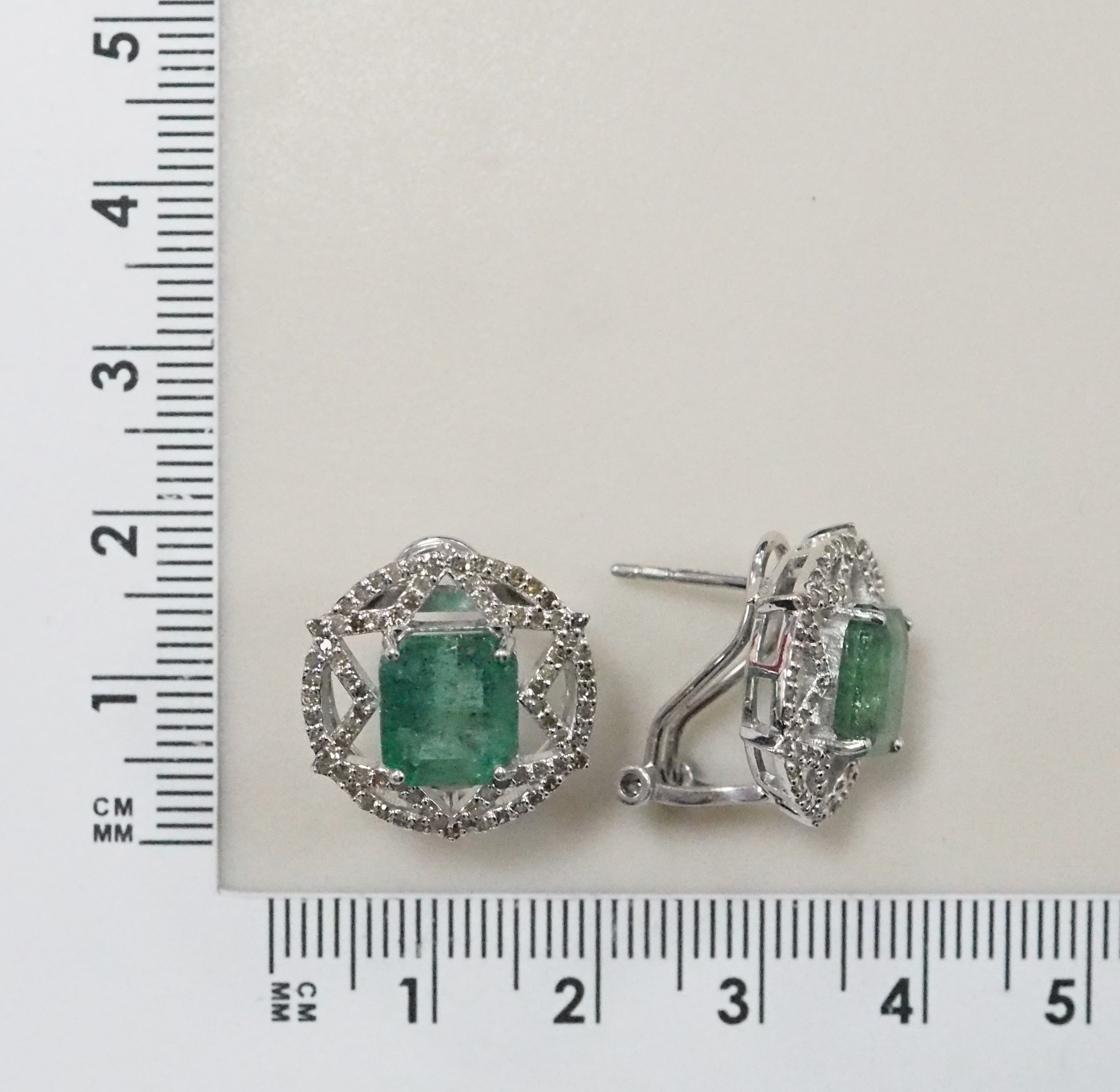 Серебряные серьги с изумрудами